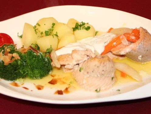 Rezept: Filet vom Tegernseesaibling mit Brokkoli und Pariser Kartoffeln Filet vom Tegernseesaibling mit Brokkoli und Pariser Kartoffeln - Rezept