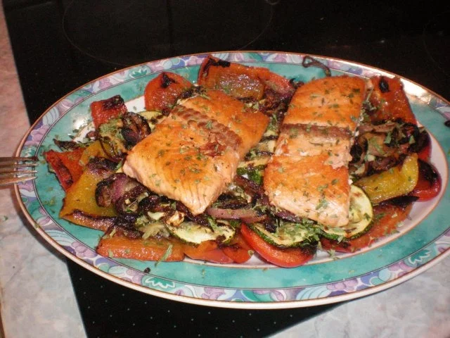 Gebratenes Gemüse mit Lachs - Rezept