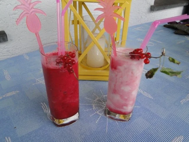 Johannesbeersmoothi und Buttermilchsmoothi, ich denke mir einfach die Sonne, hatte Japp - Rezept