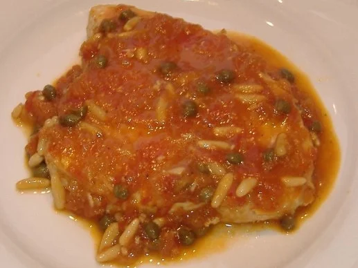 Schwertfisch mit Kapern-Pinien-Tomaten-Sauce - Rezept