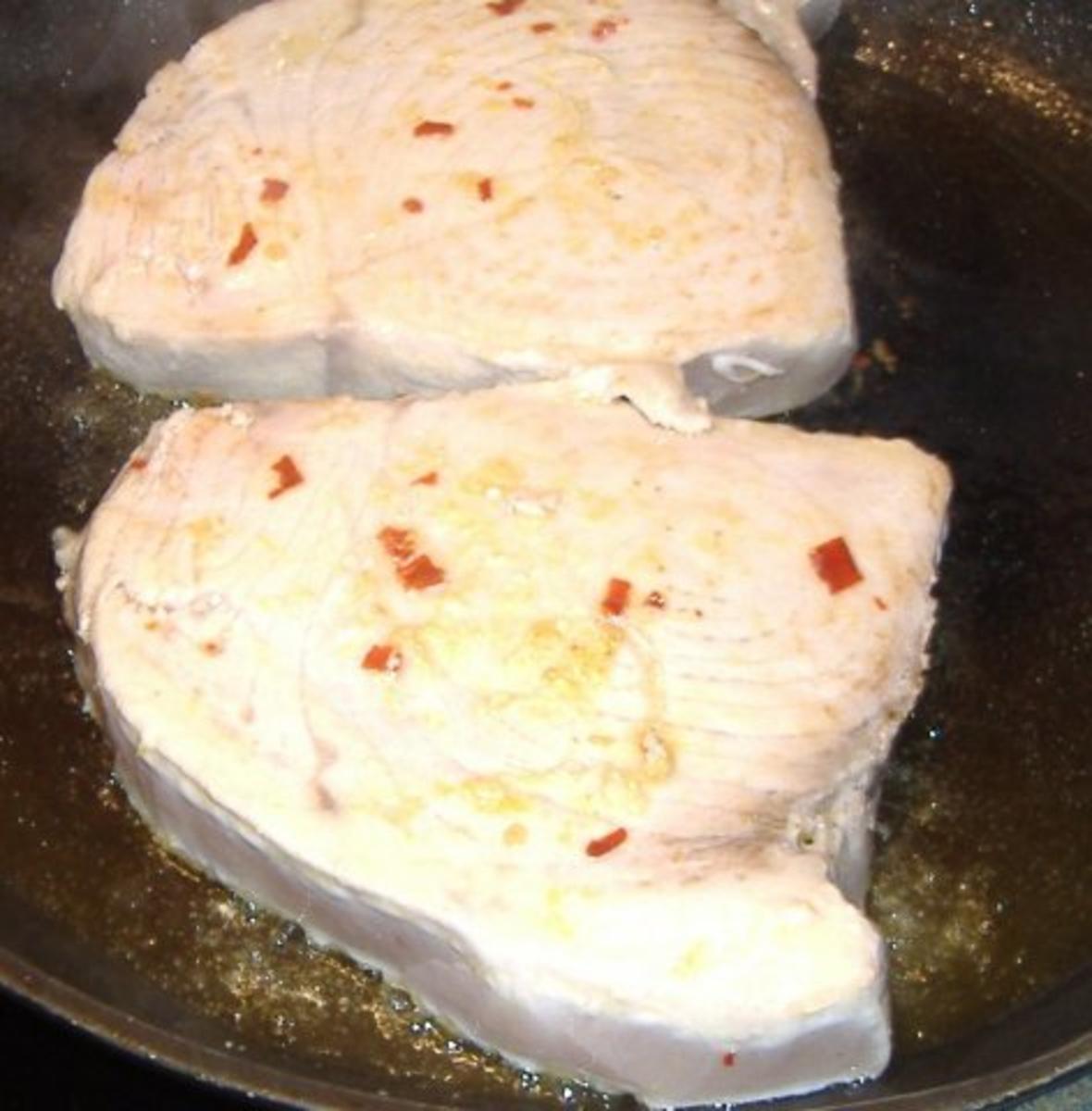 Schwertfisch mit Kapern-Pinien-Tomaten-Sauce - Rezept - Bild Nr. 4