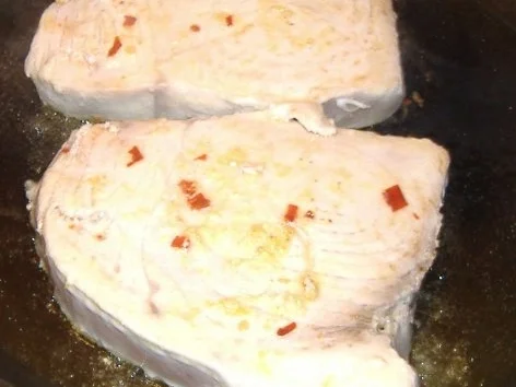 Schwertfisch mit Kapern-Pinien-Tomaten-Sauce - Rezept - Bild Nr. 4