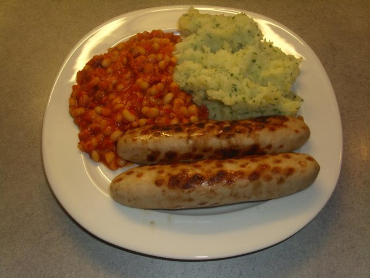 Scharfe weisse Bohnen mit Bratwurst und Kartoffelpürre - Rezept