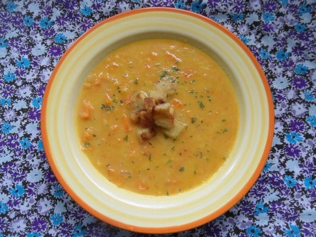 Cremige Möhrensuppe mit asiatischem Flair; dazu Croûtons - Rezept