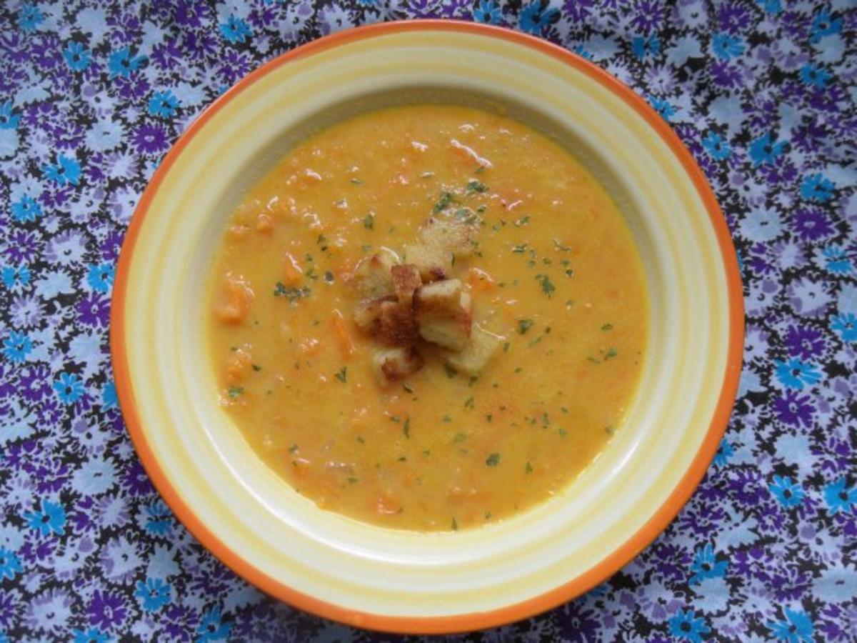 Cremige Möhrensuppe mit asiatischem Flair; dazu Croûtons - Rezept ...