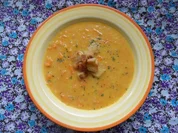 Cremige Möhrensuppe mit asiatischem Flair; dazu Croûtons - Rezept