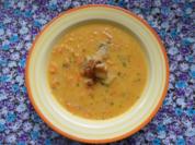 Cremige Möhrensuppe mit asiatischem Flair; dazu Croûtons - Rezept