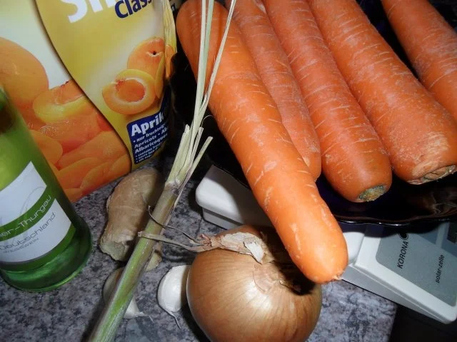Cremige Möhrensuppe mit asiatischem Flair; dazu Croûtons - Rezept - Bild Nr. 4