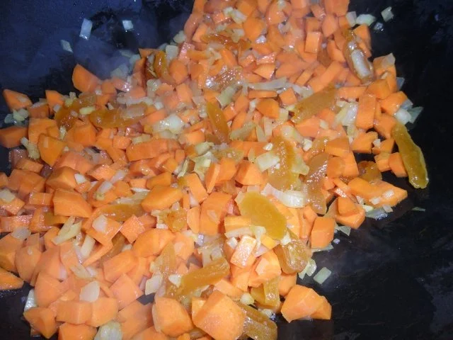 Cremige Möhrensuppe mit asiatischem Flair; dazu Croûtons - Rezept - Bild Nr. 8