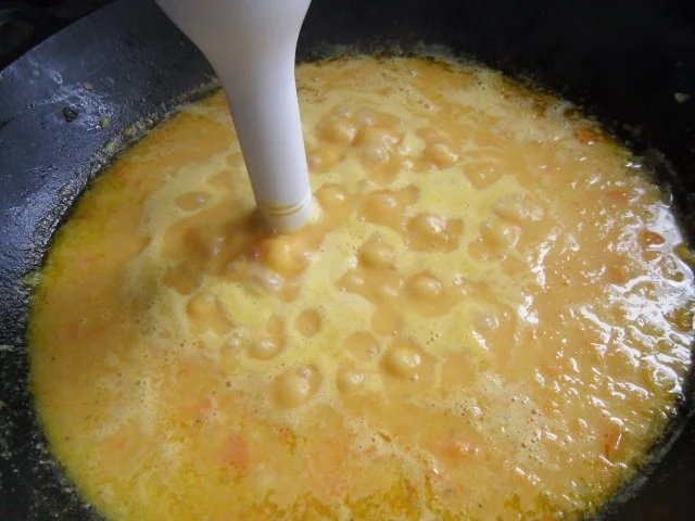 Cremige Möhrensuppe mit asiatischem Flair; dazu Croûtons - Rezept - Bild Nr. 11