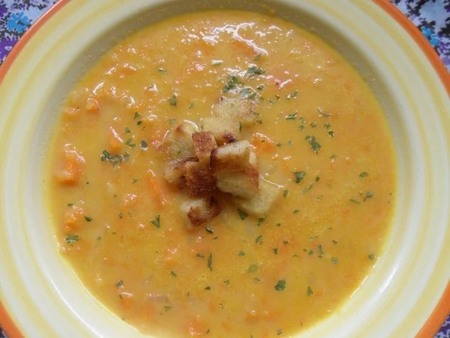 Cremige Möhrensuppe mit asiatischem Flair; dazu Croûtons - Rezept - Bild Nr. 17