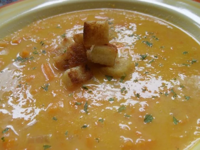 Cremige Möhrensuppe mit asiatischem Flair; dazu Croûtons - Rezept - Bild Nr. 18