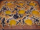 Buttermilchkuchen mit Pfirsich und Heidelbeeren - Rezept