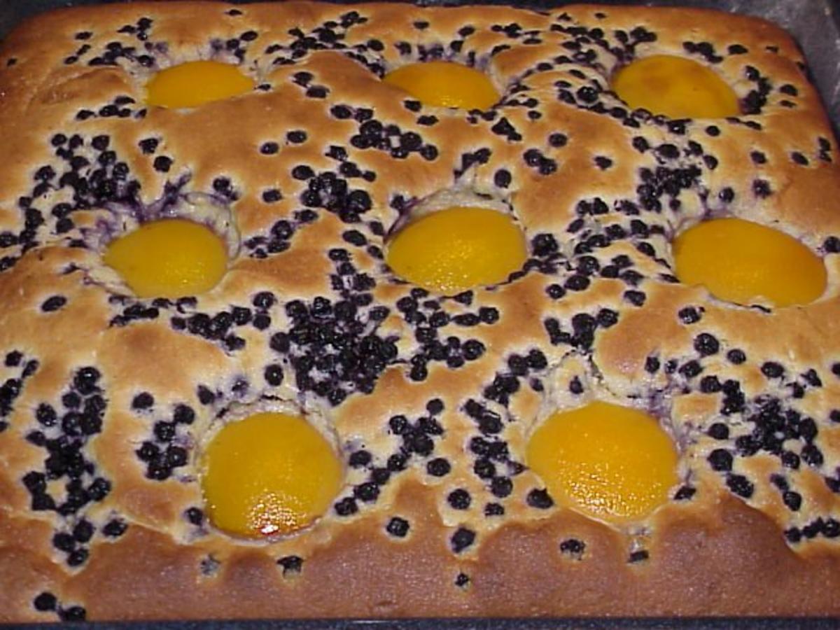 Bilder für Buttermilchkuchen mit Pfirsich und Heidelbeeren - Rezept