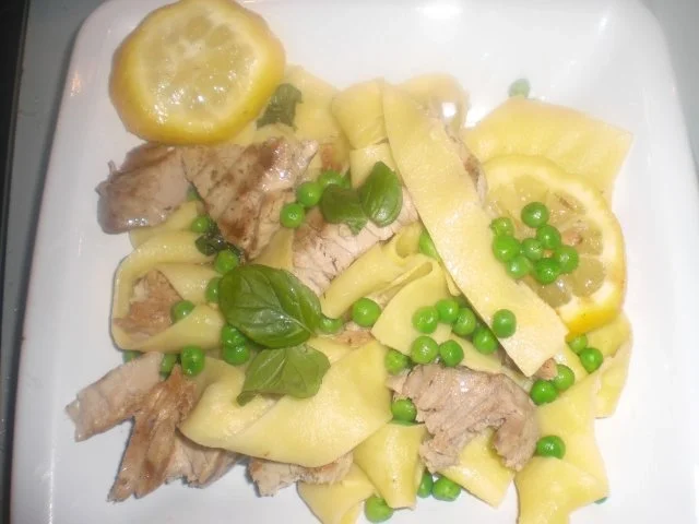 Breite Bandnudeln mit Thunfisch und Erbsen - Rezept