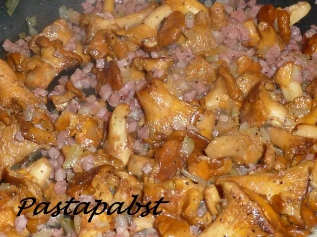 Rezept: Pfifferlingsragout mit Kartoffelklößen Bild Nr. 3 Pfifferlingsragout mit Kartoffelklößen - Rezept - Bild Nr. 3