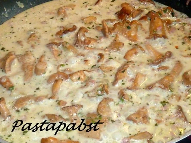 Rezept: Pfifferlingsragout mit Kartoffelklößen Bild Nr. 4 Pfifferlingsragout mit Kartoffelklößen - Rezept - Bild Nr. 4