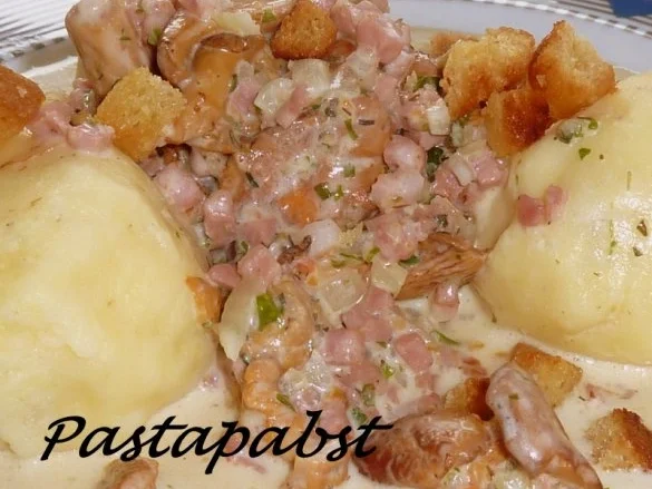 Rezept: Pfifferlingsragout mit Kartoffelklößen Pfifferlingsragout mit Kartoffelklößen - Rezept