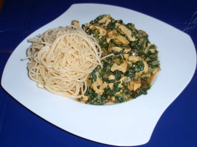 Rezept: Hähnchenbrustfilet mit Blattspinat und Spaghetti Hähnchenbrustfilet mit Blattspinat und Spaghetti - Rezept