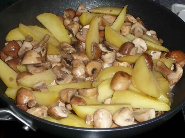 Rezept: Bunte Champignonpfanne mit Ei Bild Nr. 6 Bunte Champignonpfanne mit Ei - Rezept - Bild Nr. 6