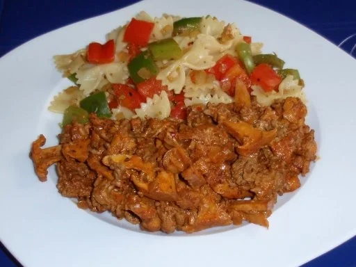 Rezept: Tatar-Pfifferling-Sauce mit Gemüsenudeln Tatar-Pfifferling-Sauce mit Gemüsenudeln - Rezept