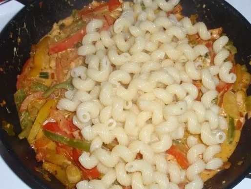 Rezept: Nudel-Paprika-Räucherlachs-Pfanne Bild Nr. 8 Nudel-Paprika-Räucherlachs-Pfanne - Rezept - Bild Nr. 8