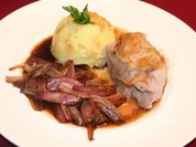 Kalbshaxe in Barolo mit Pastinaken-Püree und Balsamico-Schalotten - Rezept