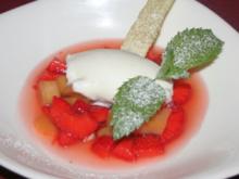 Erdbeer-Rhabarber-Süppchen mit Sauerrahmeis - Rezept