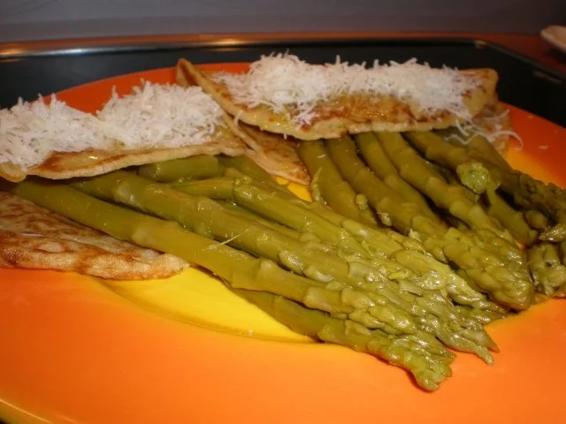 Crespelle mit grünem Spargel und Parmesan - Rezept