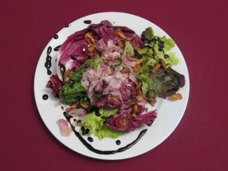 Rezept: Blattsalat mit gebratenen Pfifferlingen und Speck Blattsalat mit gebratenen Pfifferlingen und Speck - Rezept