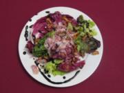 Blattsalat mit gebratenen Pfifferlingen und Speck - Rezept
