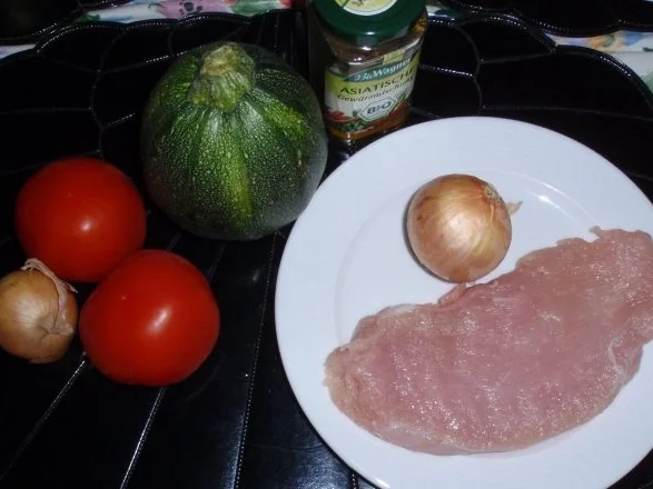 Rezept: Rondini-Putenstreifen mit Käse überbacken und Tomatensalat Bild Nr. 2 Rondini-Putenstreifen mit Käse überbacken und Tomatensalat - Rezept - Bild Nr. 2