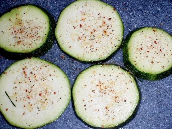 Rezept: Rondini-Putenstreifen mit Käse überbacken und Tomatensalat Bild Nr. 3 Rondini-Putenstreifen mit Käse überbacken und Tomatensalat - Rezept - Bild Nr. 3