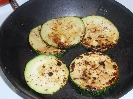 Rezept: Rondini-Putenstreifen mit Käse überbacken und Tomatensalat Bild Nr. 9 Rondini-Putenstreifen mit Käse überbacken und Tomatensalat - Rezept - Bild Nr. 9