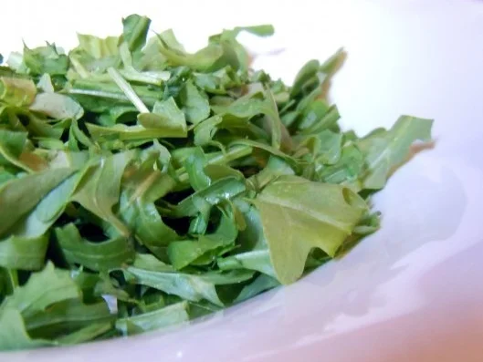 Wachtelspiegeleier auf fruchtigem Salat - Rezept - Bild Nr. 2