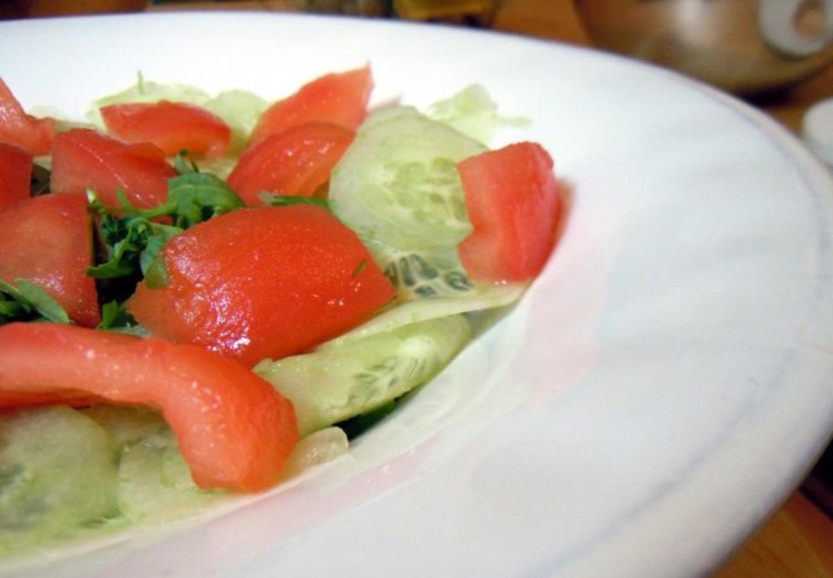 Wachtelspiegeleier auf fruchtigem Salat - Rezept - Bild Nr. 3
