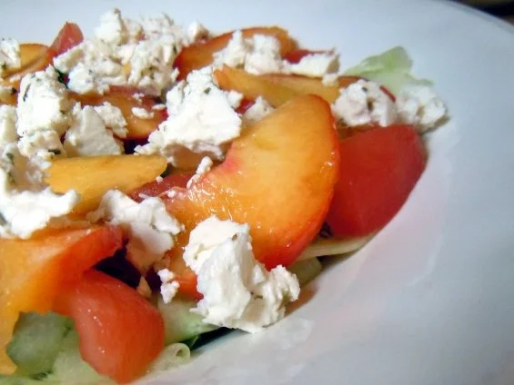 Wachtelspiegeleier auf fruchtigem Salat - Rezept - Bild Nr. 4