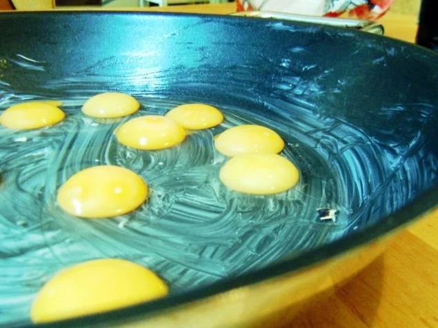 Wachtelspiegeleier auf fruchtigem Salat - Rezept - Bild Nr. 7