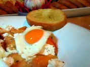 Wachtelspiegeleier auf fruchtigem Salat - Rezept