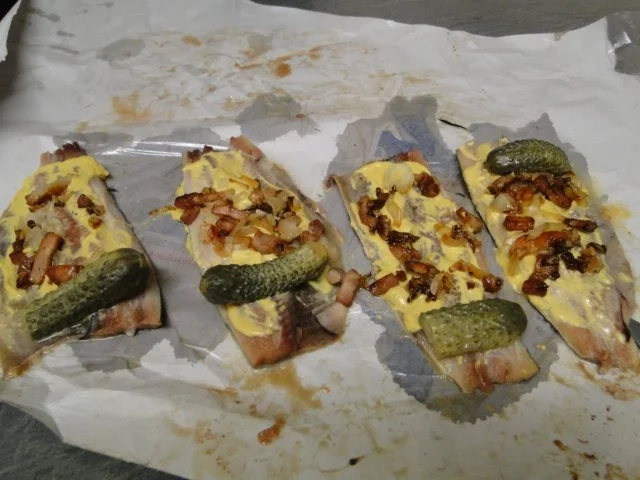 Rezept: Wir hatten Hunger auf heiße gerollte Heringsröllchen Bild Nr. 3 Wir hatten Hunger auf heiße gerollte Heringsröllchen - Rezept - Bild Nr. 3