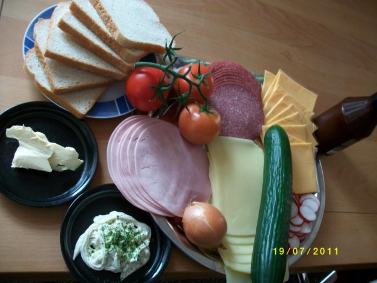 Große Weissbrotscheiben Schinken Salami Gemüse zwei Käse Überbacken ...