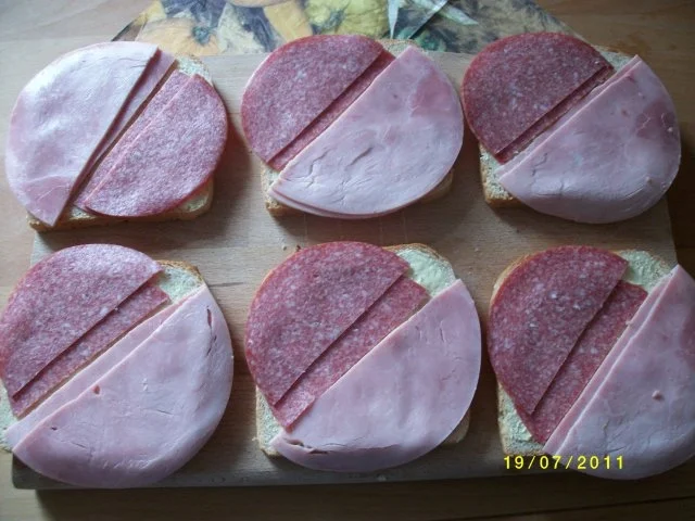 Große Weissbrotscheiben  Schinken Salami Gemüse zwei Käse Überbacken. - Rezept - Bild Nr. 2