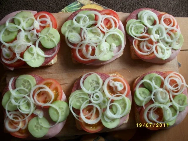 Große Weissbrotscheiben  Schinken Salami Gemüse zwei Käse Überbacken. - Rezept - Bild Nr. 3