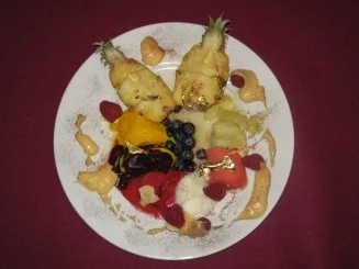 Vergoldete Creme Vanille an flambierter Baby-Ananas mit Sorbets - Rezept