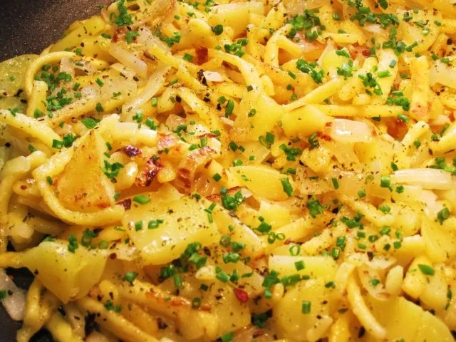 Spätzle-Geröstel mit Kartoffeln und Zwiebeln ... - Rezept
