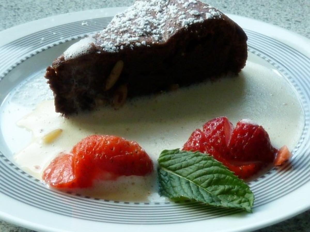 Italienischer Schokoladenkuchen mit Pinienkernen - Rezept - kochbar.de