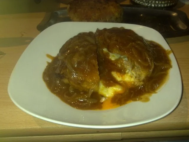 Hackbraten mit Käsefüllung und einer Zwiebelsoße - Rezept - Bild Nr. 12