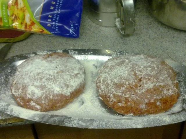 Hackbraten mit Käsefüllung und einer Zwiebelsoße - Rezept - Bild Nr. 6