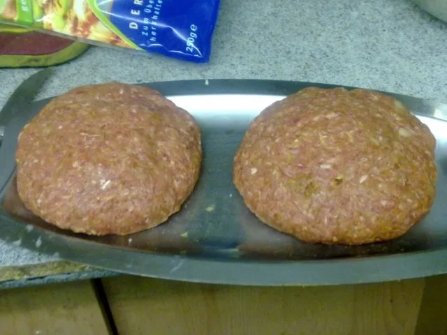 Hackbraten mit Käsefüllung und einer Zwiebelsoße - Rezept - Bild Nr. 5