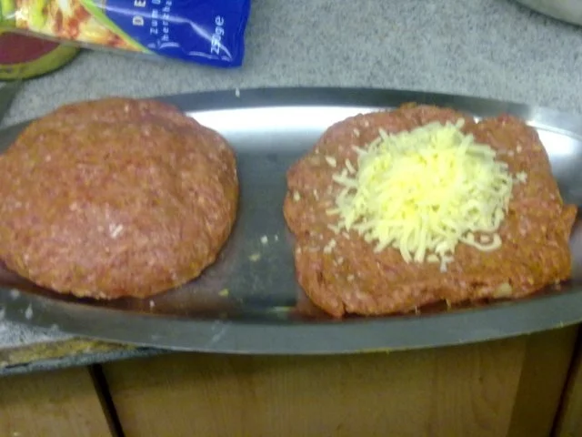 Hackbraten mit Käsefüllung und einer Zwiebelsoße - Rezept - Bild Nr. 3